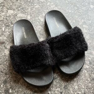 Steve Madden Fluffy slip-on sandal mule slipper